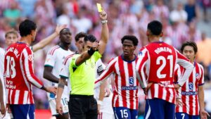Der bliver langet et gult kort til Atletico Madrids Cuti Romero under lokalorgøret mod Real Madrid