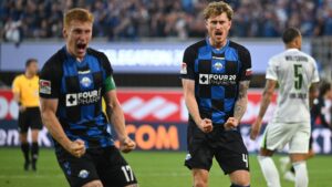 Paderborn-spillere jubler efter scoring.