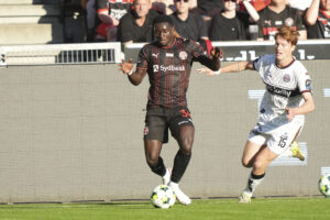 Abdou Ndiaye i en duel i ECL-kavllen