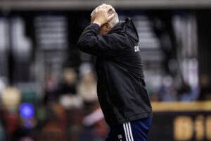 Kent Nielsen tager sig til hovedet.