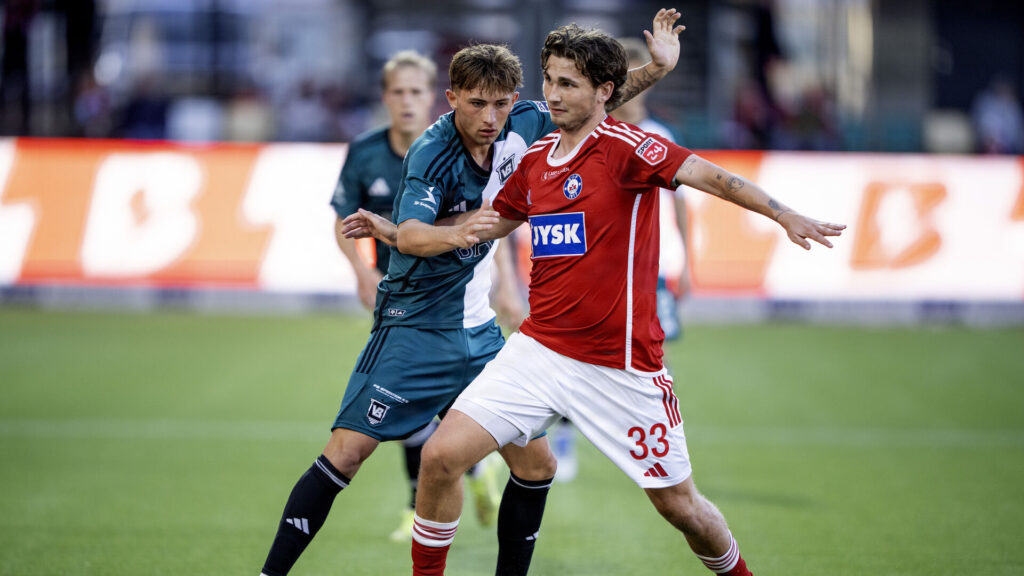 Mads Freundlich holder styr på bolden mod Vejle.