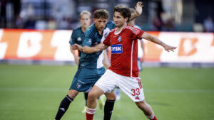 Mads Freundlich holder styr på bolden mod Vejle.