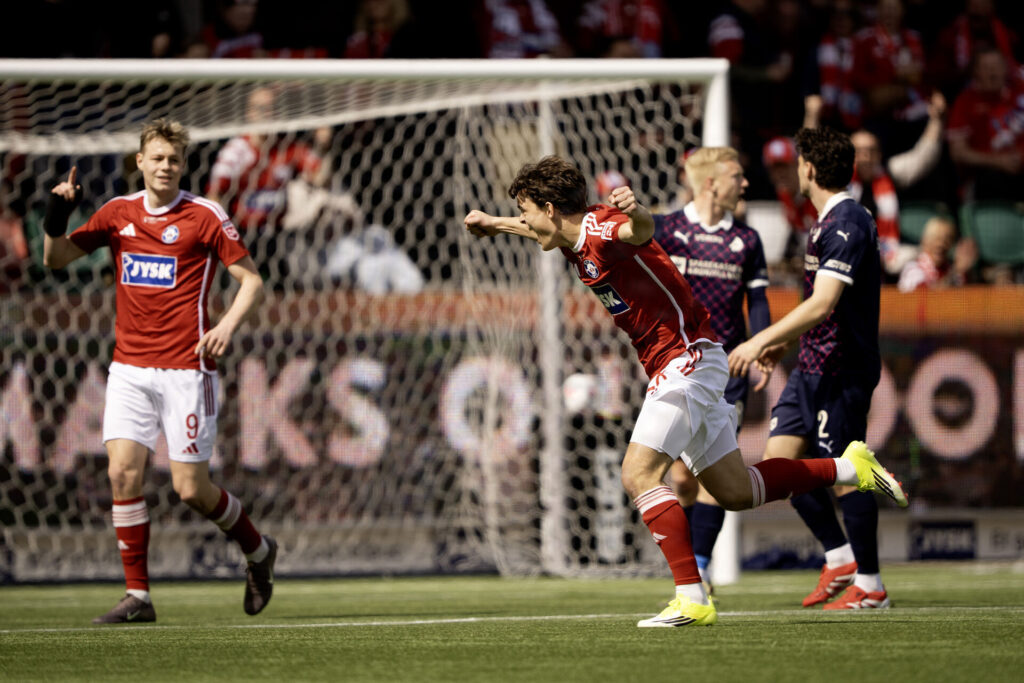 Simon Stüker jubler efter scoring