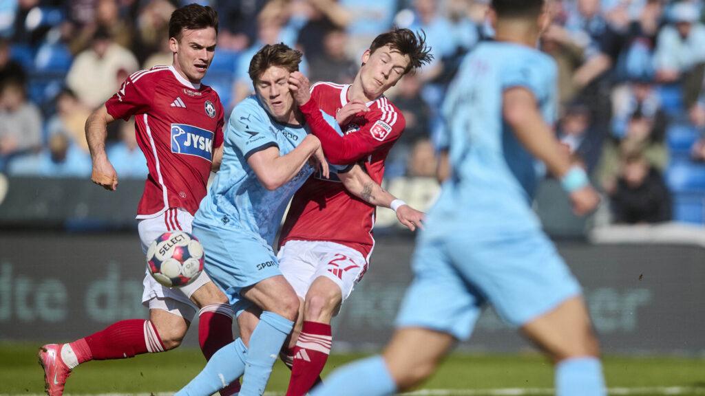 William Kirk i duel om bolden mod Randers FC.