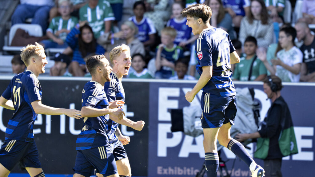 Silkeborg-spillere jubler efter scoring.