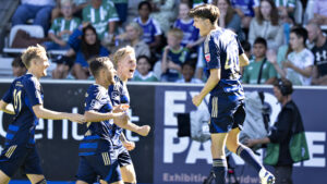 Silkeborg-spillere jubler efter scoring.