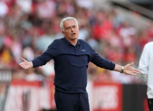 José Mourinho slår ud med armene.