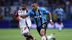 Martin Braithwaite dribler med bolden.