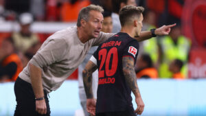 Kasper Hjulmand dirigerer Alejandro Grimaldo.