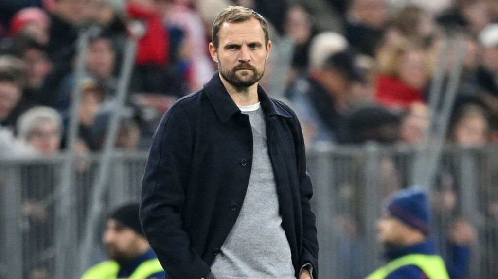 Bo Svensson står med hænderne i lommen.