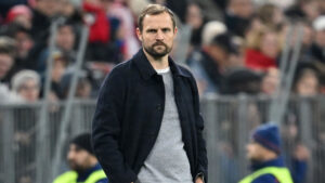 Bo Svensson står med hænderne i lommen.