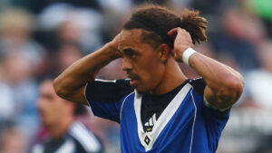 Yussuf Poulsen retter sit pandebånd.