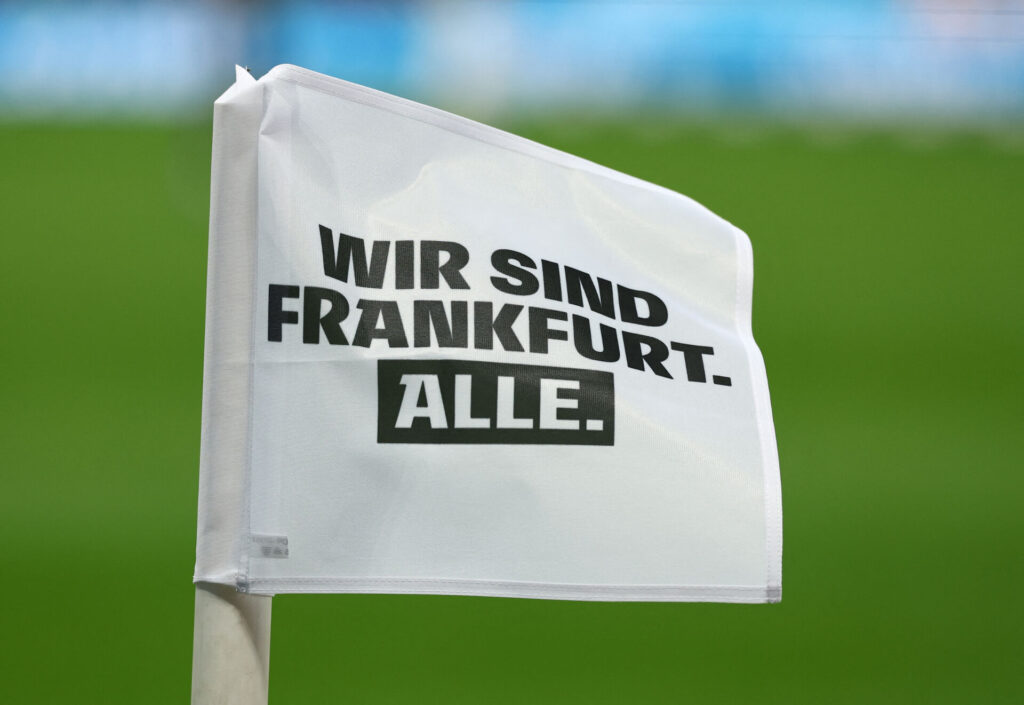 Eintracht Frankfurts hjørneflag.