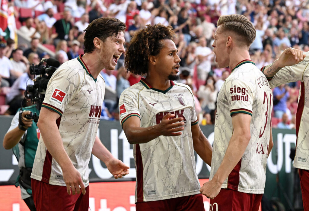 ugsburg-spillerne der jubler efter en scoring mod Schalke