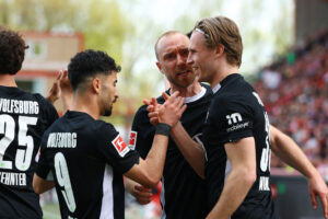 Christian Eriksen giver hånden til Patrick Wimmer.
