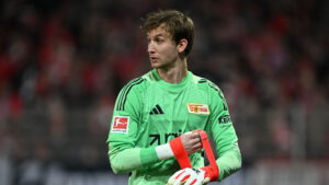 Frederik Rønnow snører sin målhandsker.