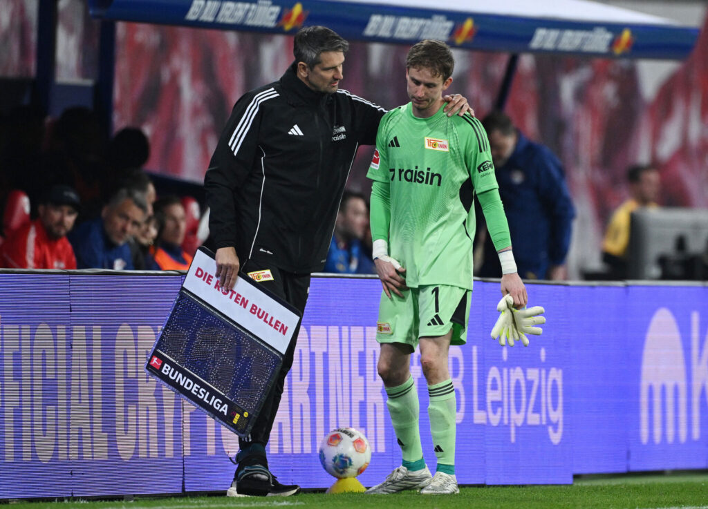 Frederik Rønnow forlader banen med skade