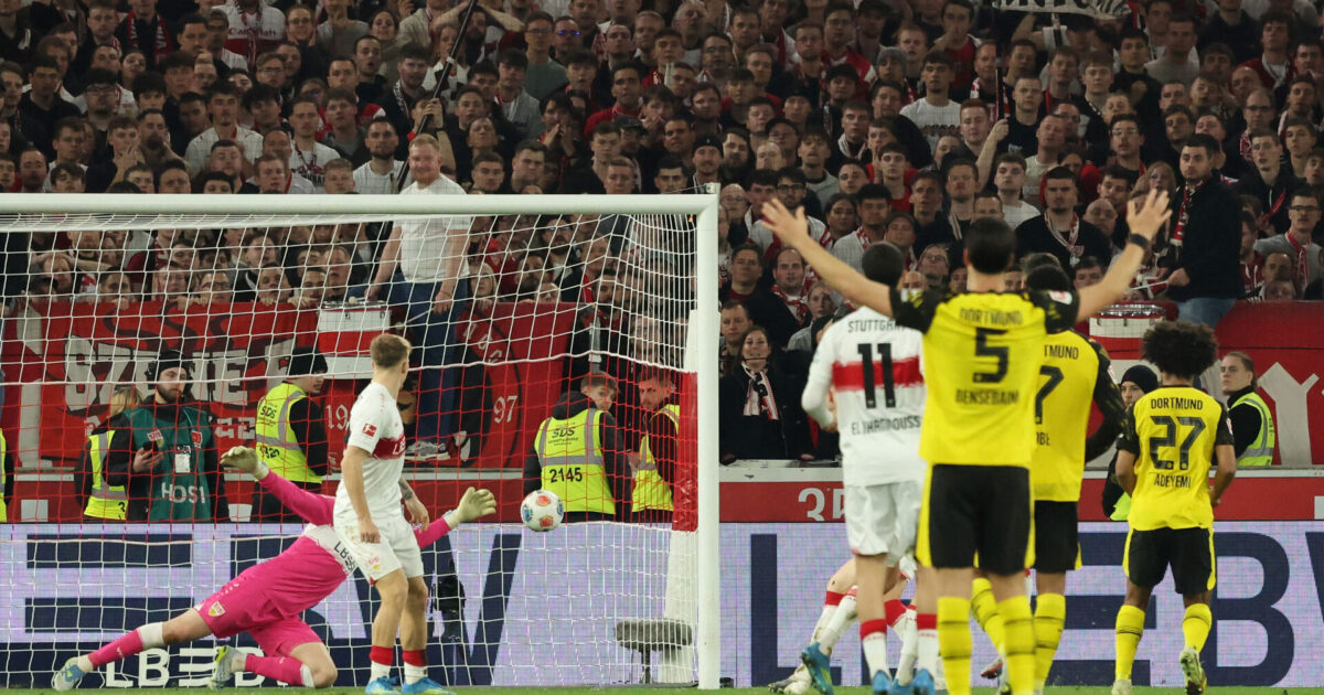Holder presset: To overtidsscoringer sikrer Dortmund sejren Foto: Ritzau Scanpix/REUTERS