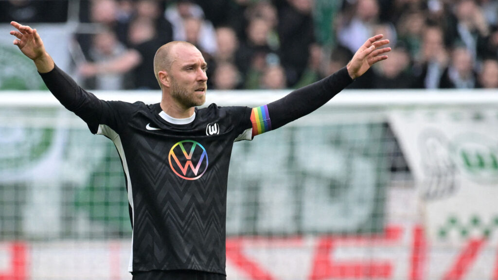 Christian Eriksen med armene ud til siden i Wolfsburg-trikot.