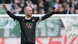 Christian Eriksen med armene ud til siden i Wolfsburg-trikot.