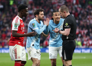 Bernardo Silva og Nathan Aké brokker sig til dommeren