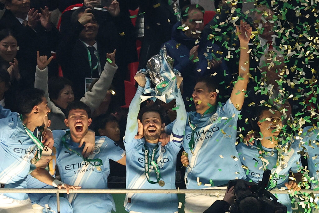 Bernardo Silva løfter Carabao Cup-pokalen