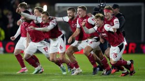 Fleetwood Town-spillerne fejrer sejren mod Arsenal
