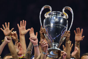 Champions League-pokalen løftes