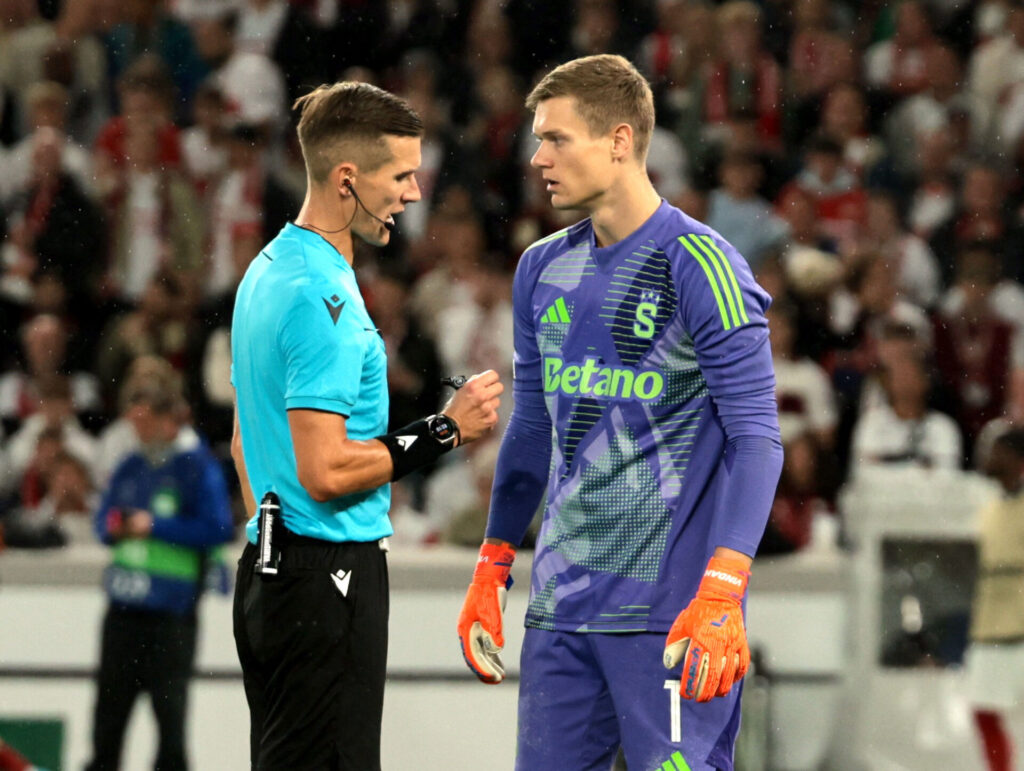 Peter Vindahl taler med dommeren