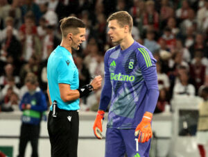 Peter Vindahl taler med dommeren