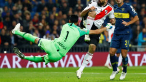 Andrada kaster sig efter bolden