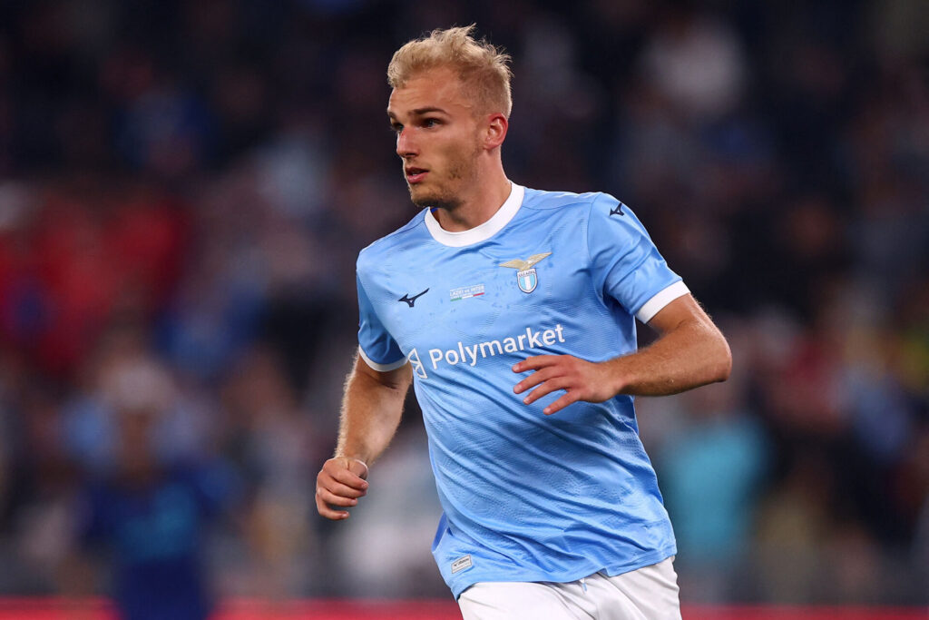 Gustav Isaksen i kamp for Lazio.