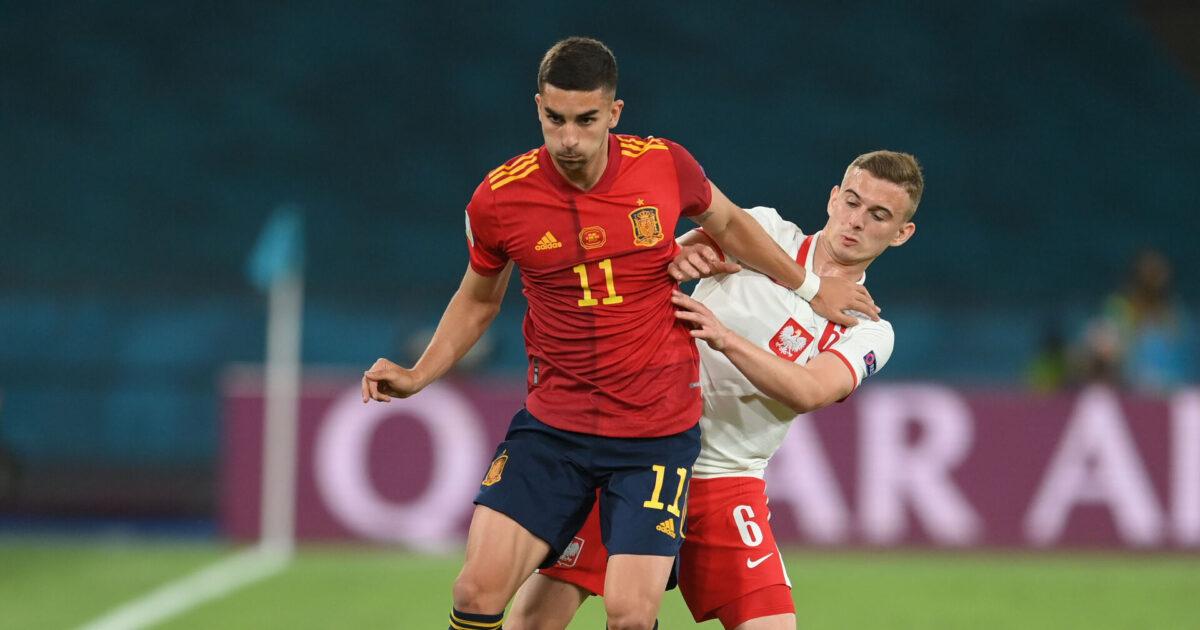 Medie: Brøndby har udset sig sommertransfer Kacper Kozlowski i duel med Spaniens Ferran Torres. Foto: Ritzau Scanpix/REUTERS