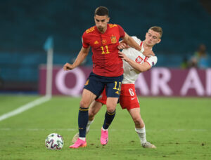 Kamp om bolden mellem Spanien og Polen.