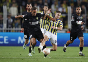 Emre Mor for Fenerbahce i duel med AEK Larnacas Angel Garcia den 6. oktober 2022.