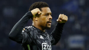 Chuba Akpom med to hænder i vejret.