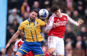 Christian Nørgaard i en hovedstødsduel under en kamp for Arsenal.