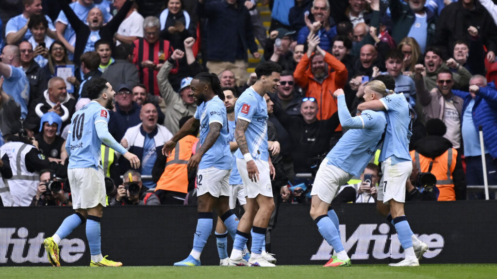 Manchester City-spillere jubler efter scoring.