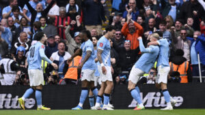 Manchester City-spillere jubler efter scoring.