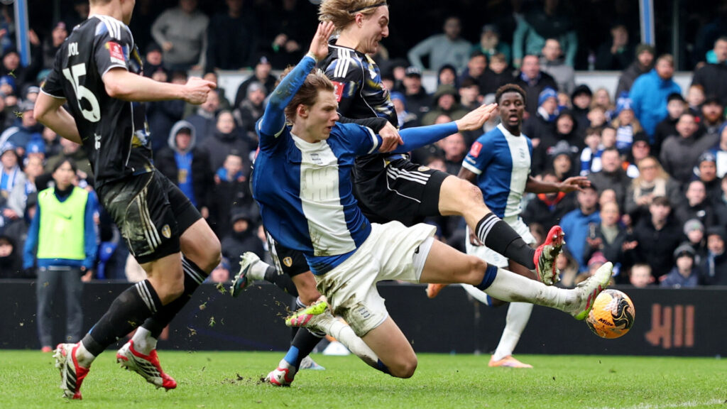 August Priske kaster sig efter bolden.