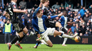 August Priske kaster sig efter bolden.