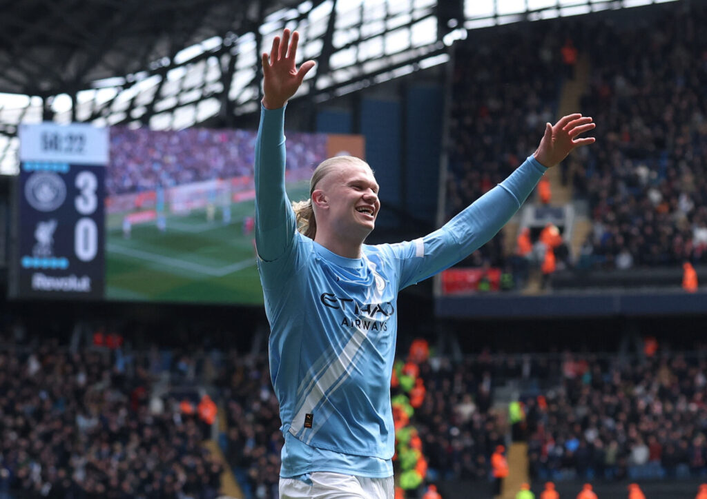 Erling Haaland jubler efter en scoring mod Liverpool.