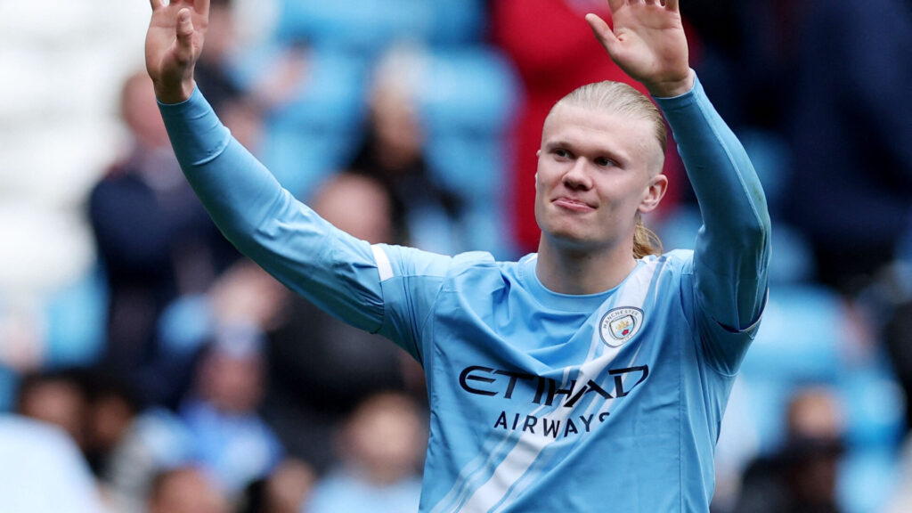 Erling Haaland vinker ud til fansene