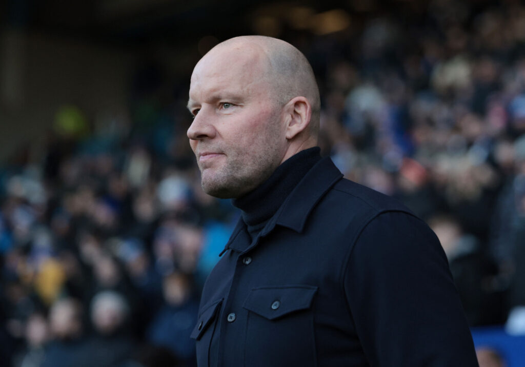 Henrik Pedersen kigger mod venstre.