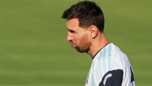 Messi stirrer ud i luften.