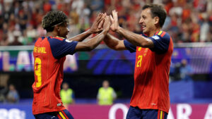 Mikel Oyarzabal og Lamine Yamal klapper i hænderne.