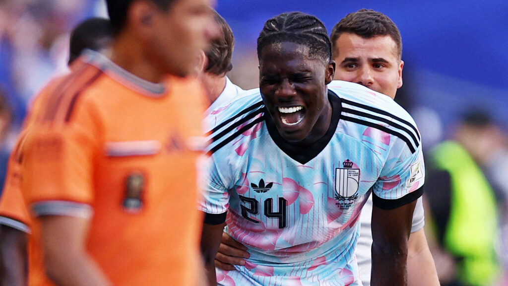 Amadou Onana græmmer sig efter skade mod USA ved VM 2026.