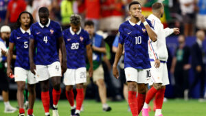 Kylian Mbappé står med hånden foran munden.