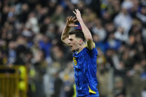 Benjamin Tahirovic hæver armene over hovedet