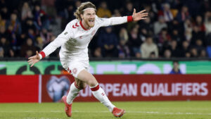Kasper Høgh har armene strakt ud til siderne.